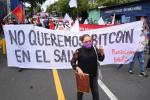 反对比特币成为法定货币萨尔瓦多抗议者焚烧比特币ATM机