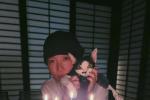 窦靖童晒照庆祝26岁生日 抱着猫咪与蛋糕合影