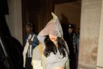 蕾哈娜现身法国巴黎街头 大方展露二胎孕肚